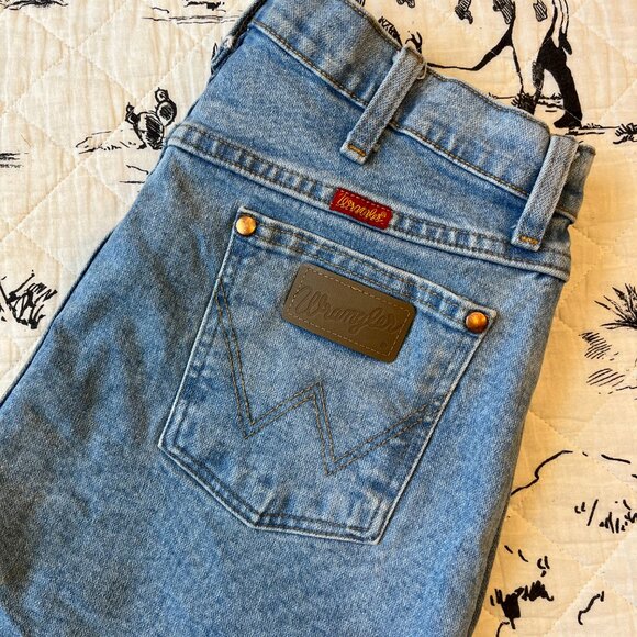 Wrangler - Ladies Cowboy Cut (Antique Wash) | Size 15x32 - Picture 3 of 3